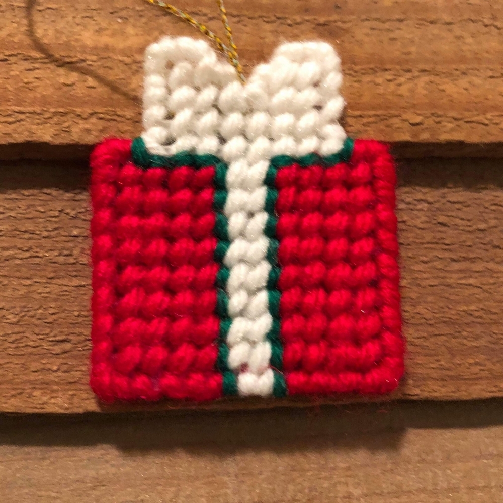 Red Gift Plastic Canvas Christmas Orname…